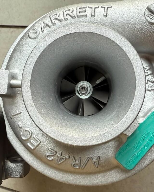 Turbosprężarka Garrett z czystym wlotem i wirnikiem sprężarki